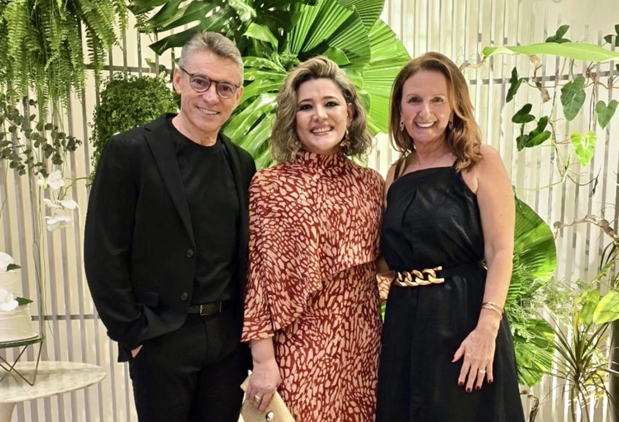 A arquiteta Elisandra Primo com o casal Tânia e Neuro Zortéa - Duas décadas da Della Anno Belém foram festejadas em grande estilo
