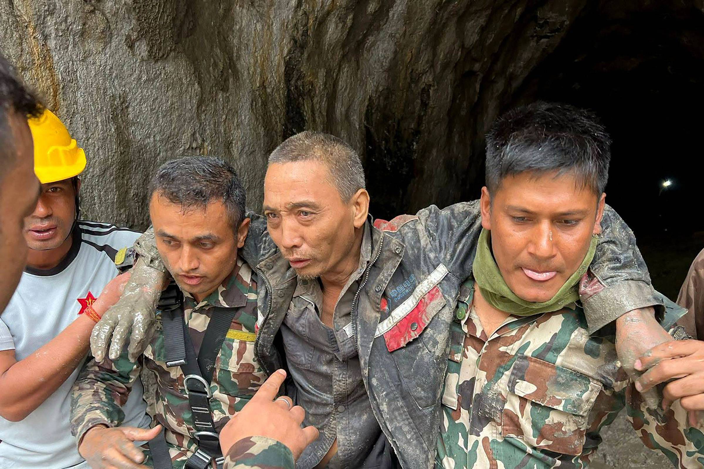 Dois sobreviventes de tragédia no Nepal são resgatados vivos 10 dias após avalanche