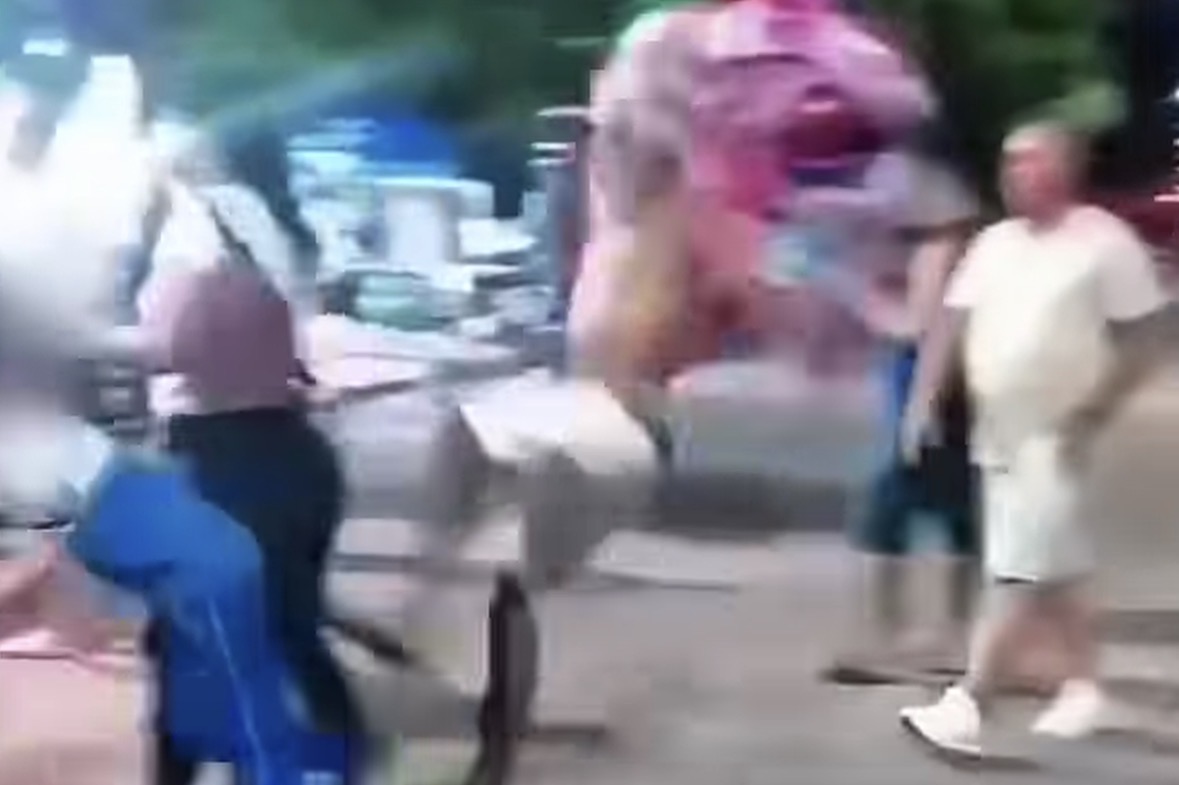 Homem agride criança com chute durante evento em Igarapé-Miri, no Pará