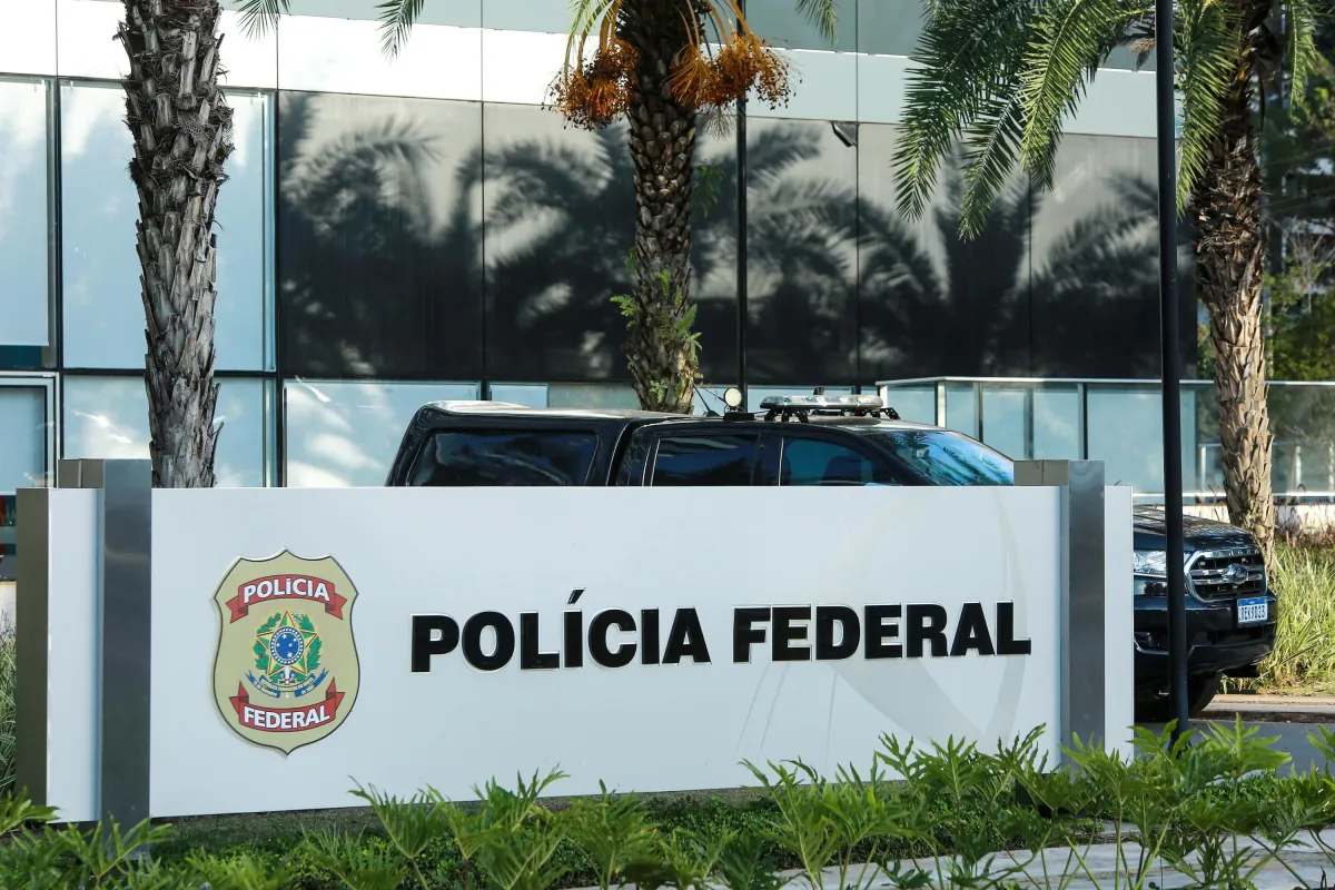 Investigação começou após um bebê ser negociado e entregue a terceiros no país vizinho; criança foi localizada e recuperada