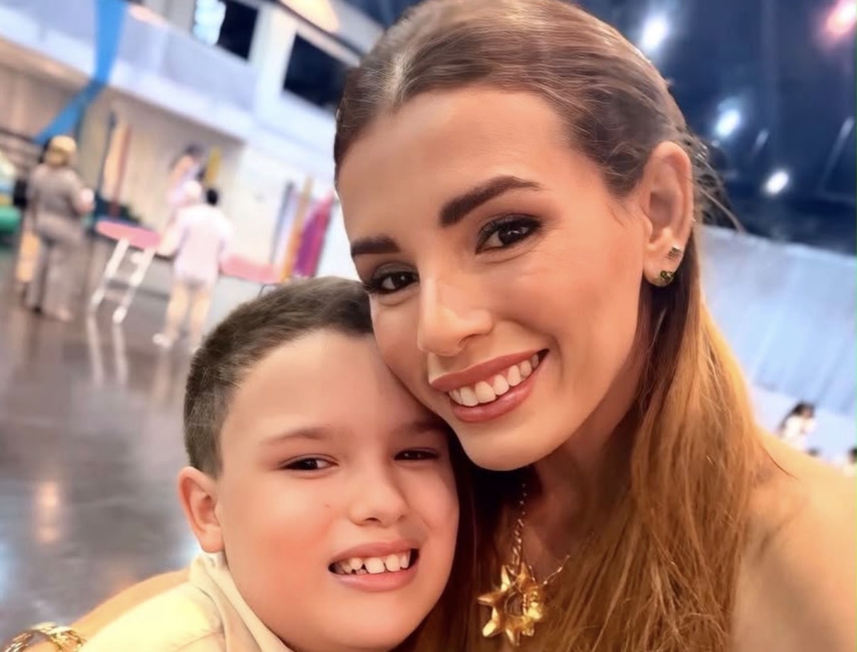José Antônio Goldenberg, filho de Débora e Jefferson Goldenberg, completou 11 anos, no último fim de semana, e ganhou muitos chamegos da mãe, aí na foto com o aniversariante.
