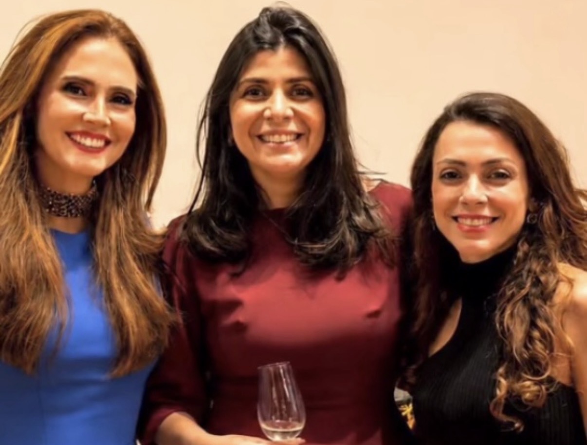 Mayara Hamad foi a anfitriã do Grand Tasting Belém, evento de vinhos realizado pela Grand Cru, na sede social da AP. Aqui na foto, a empresária com Isabella Fernandez e Marina Aguilera 
