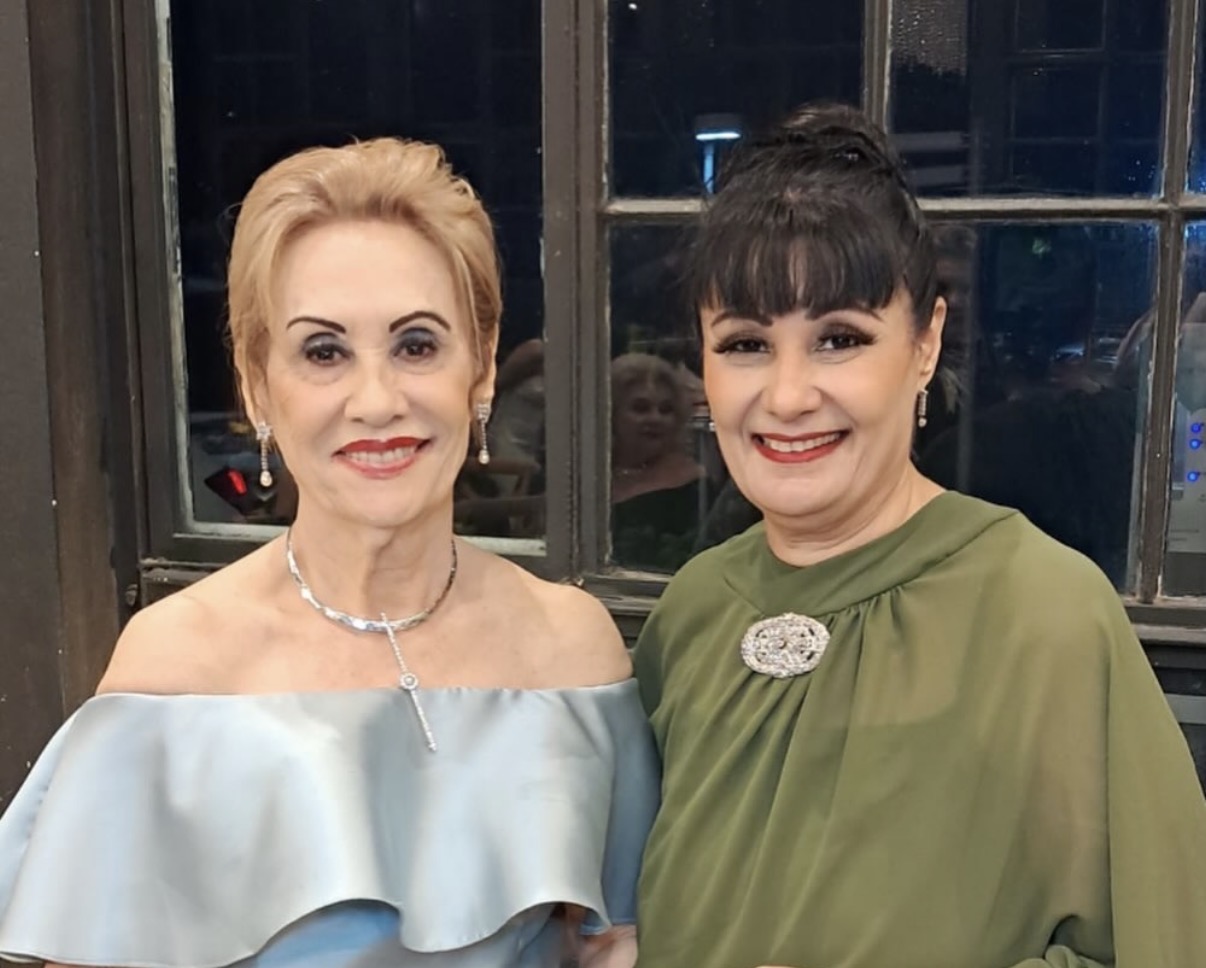 Simone Daibes, amiga querida, foi uma das aniversariantes da semana. Por esse motivo, foi alvo de inúmeras felicitações. Na foto, a aniversariante com sua mãe, Ana Maria Faciola 
