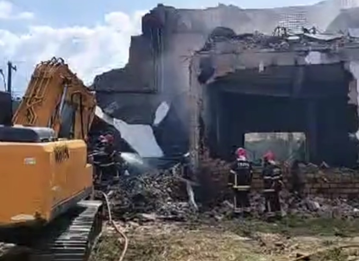 Bombeiros intensificam buscas por corpos após incêndio em Capanema