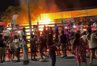 Incêndio aconteceu na praça do município neste sábado (5); ainda não há informações sobre feridos ou sobre as causas do fogo.