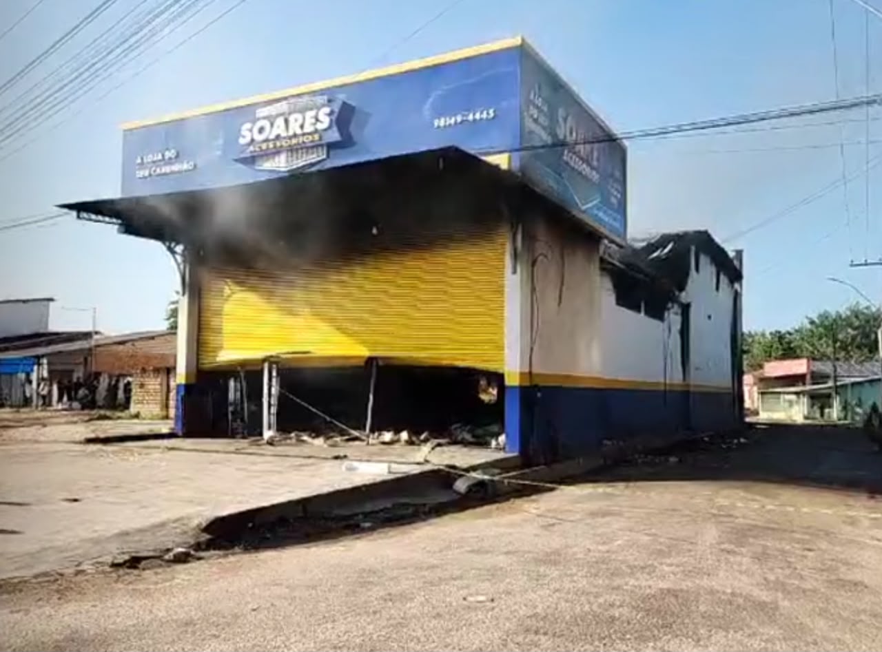 O prédio, onde embaixo funcionava uma loja de acessórios, ficou completamente destruído.