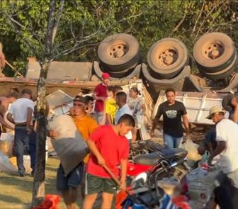 Imagem - Carreta com mais de 50 toneladas de milho tomba na PA-252, em Moju, e carga é levada por populares