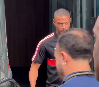 Imagem - Jogadores do Flamengo deixam hotel em Belém sob festa da torcida paraense