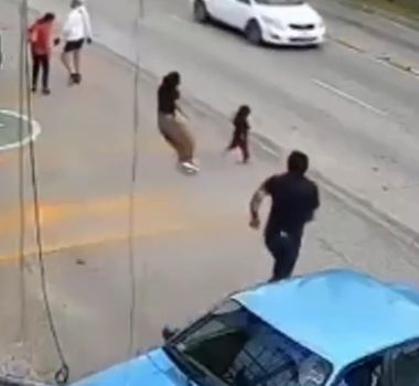 Imagem - Vídeo: Mecânico age rápido e salva criança de atropelamento no México