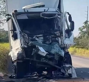 Imagem - Motorista fica preso em ferragens após colisão entre duas carreta na BR-010, no Pará