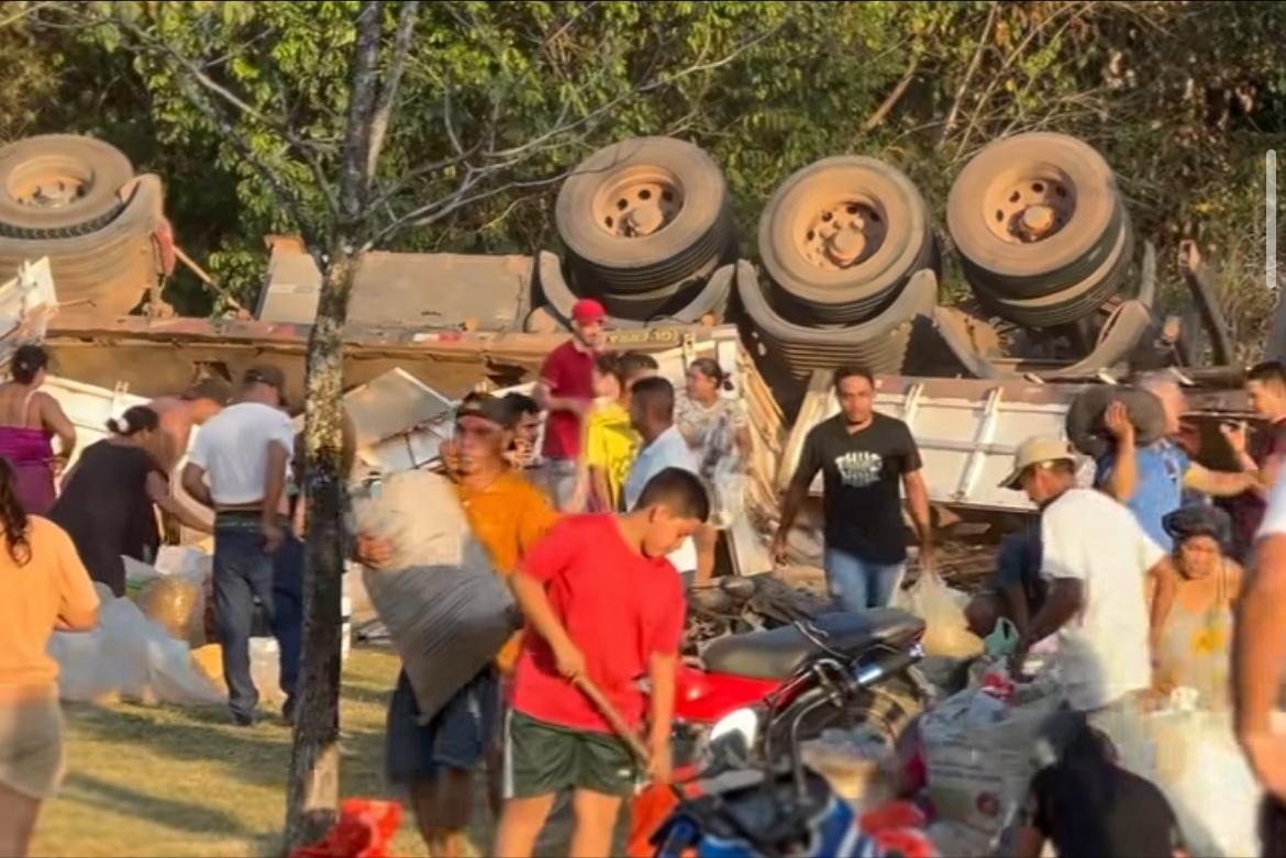 Carreta com mais de 50 toneladas de milho tomba na PA-252,