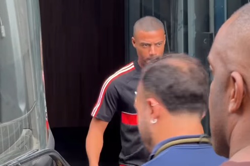 (Desde antes da partida do elenco, flamenguistas se reuniram em frente ao hotel na expectativa de ver de perto os jogadores.)