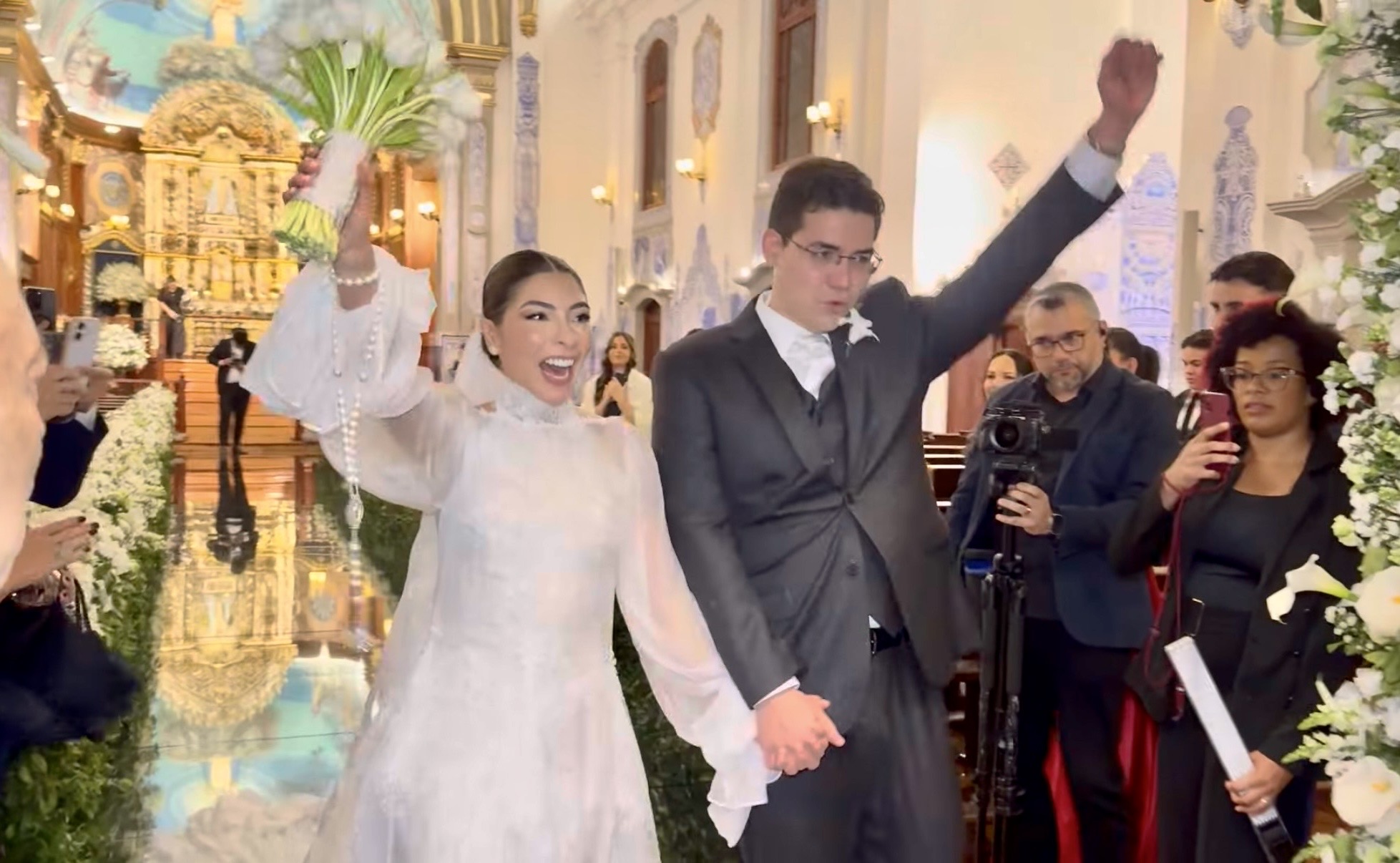 Felizes, Bárbara e Renan  Bührnheim deixam a nave nupcial 