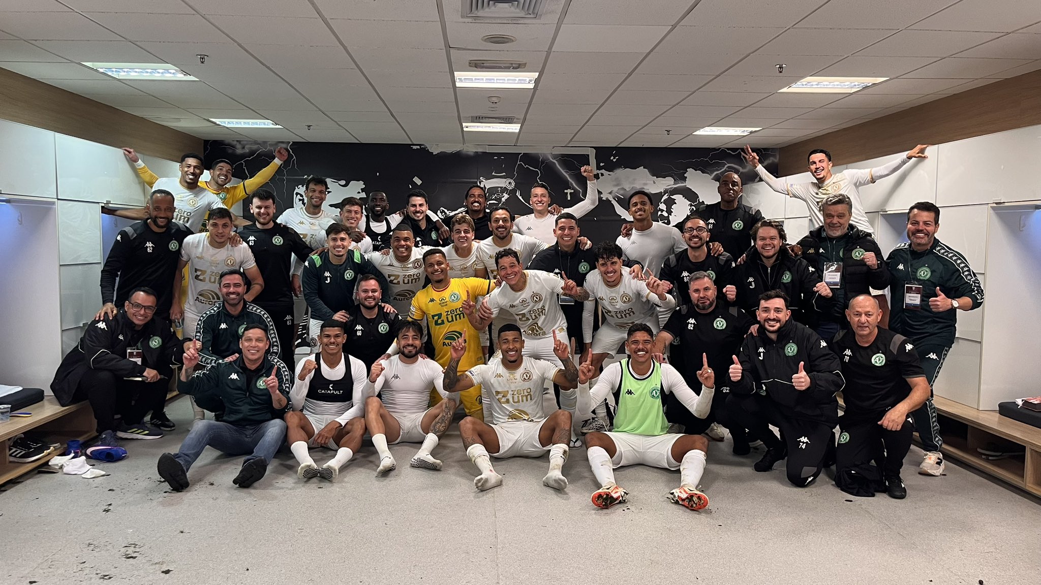 Jogadores da Chape comemoram vitória na Neo Química Arena - 