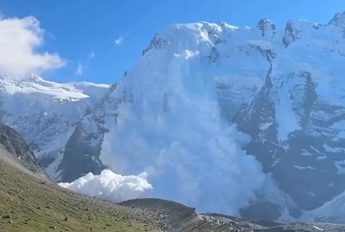 (Mais de 50 socorristas participam da operação de busca e resgate. Os trabalhos, porém, enfrentam dificuldades devido ao terreno acidentado e ao risco elevado de novas avalanches na região.)