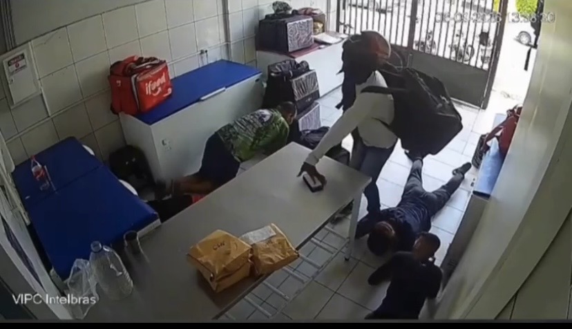 Suspeitos estariam usando mochilas e acessórios semelhantes aos de aplicativos para se aproximar das vítimas sem levantar suspeitas