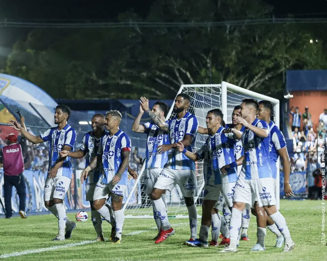 Time Bicolor durante jogo na temporada -
