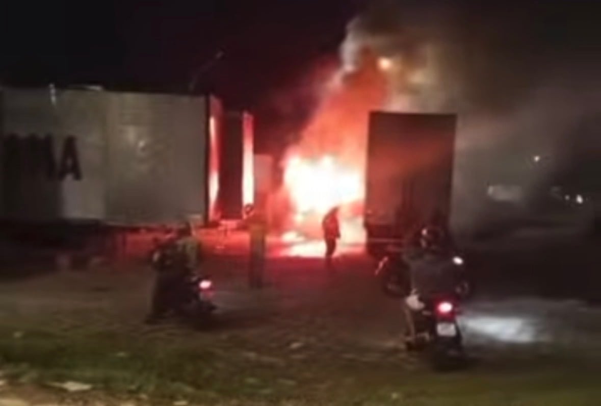 Veículo pega fogo em posto de combustível em Belém