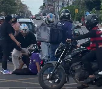 Imagem - Moto colide com carro e para o trânsito na avenida Almirante Barroso, em Belém