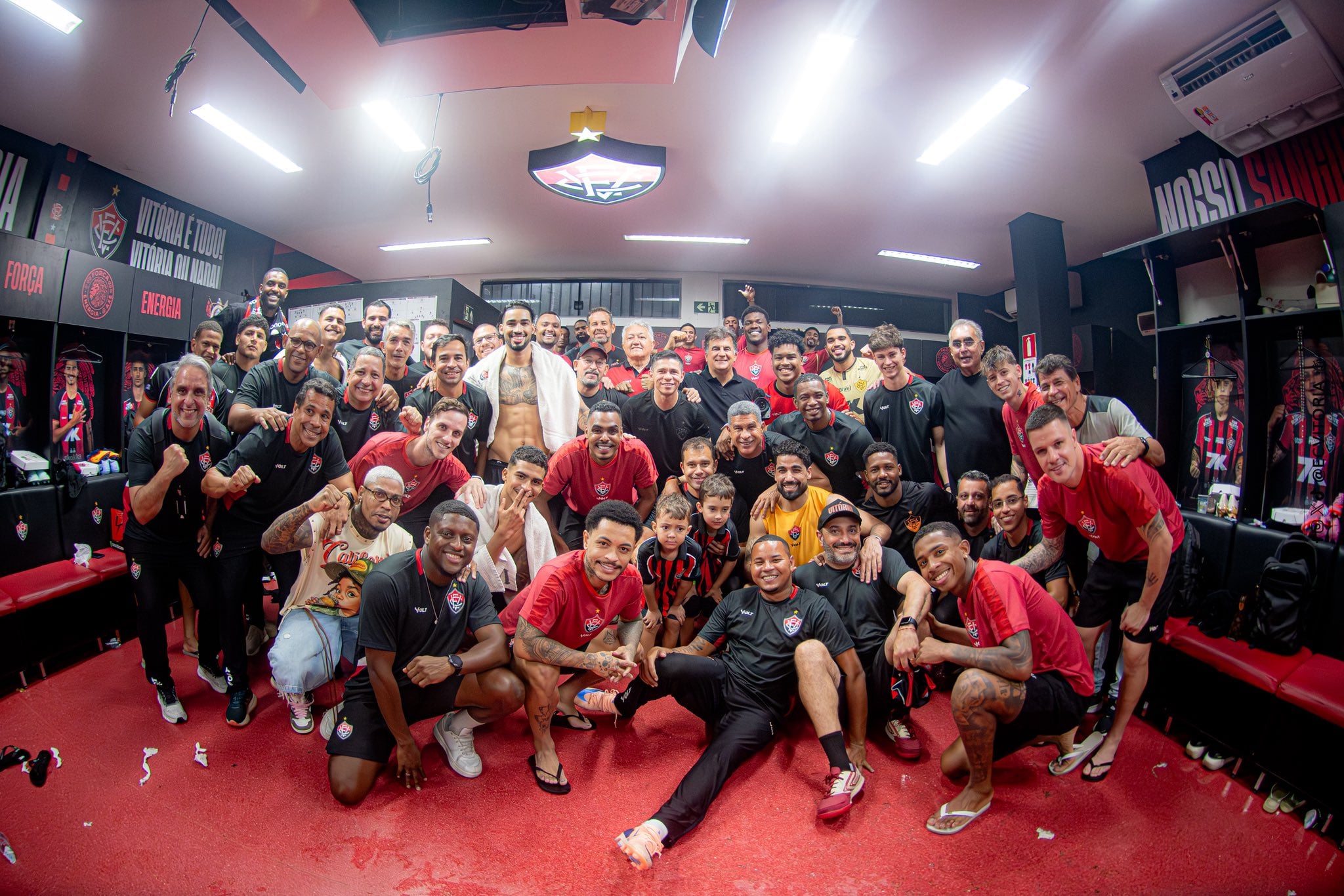 Elenco do Vitória comemora no Barradão - 