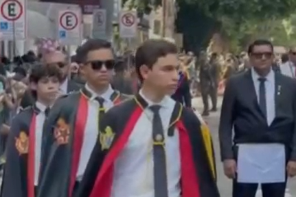 Integrantes participaram da programação em Belém usando trajes formais, capas pretas e vermelhas e outros elementos característicos da organização