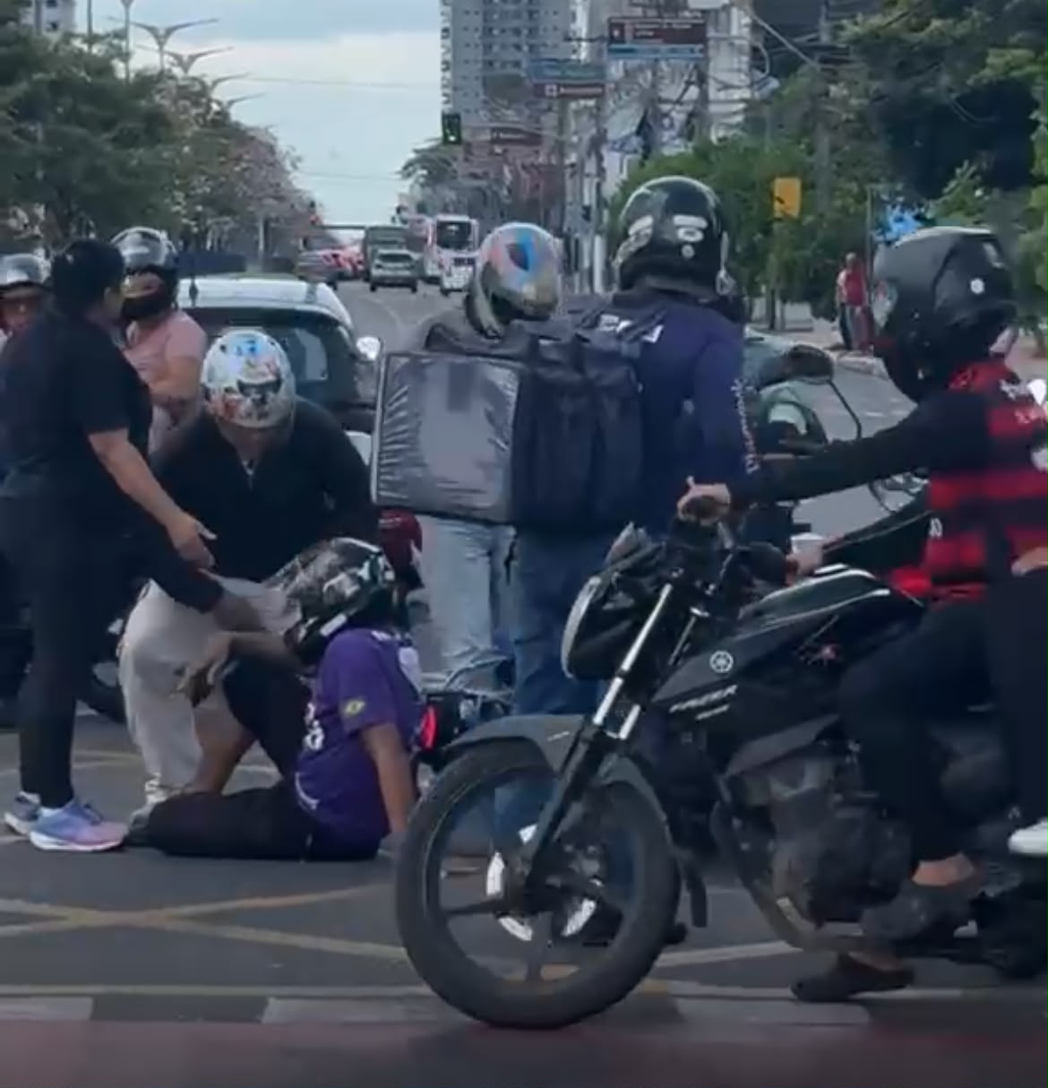 Moto colide com carro e para o trânsito na avenida Almirante Barroso, em Belém