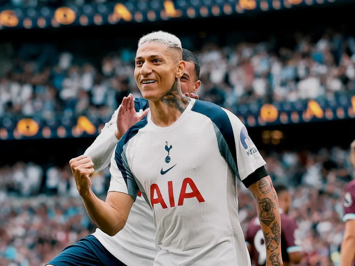 Richarlison comemora o gol em Tottenham x Burnley, na primeira rodada da Premier League 2025-2026 -