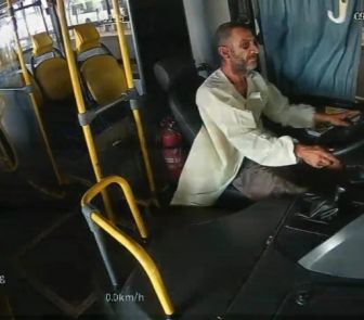 Imagem - Homem furta ônibus e foge em zigue-zague pela Via Estrutural no DF
