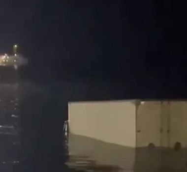 Imagem - Vídeo: Caminhão fica atolado na Orla de Icoaraci após subida da maré, em Belém