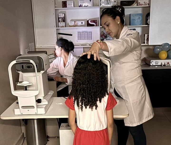 As crianças são encaminhadas a partir de dificuldades percebidas por professores ou familiares. 
