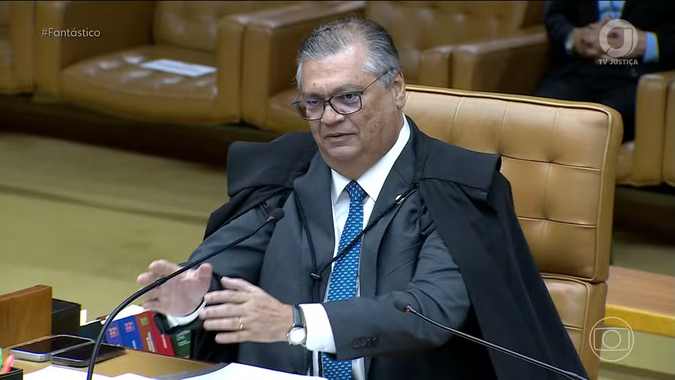 Ministro do STF determinou a reintegração de Andrei Rodrigues e Leandro Almada, suspendendo decisão de André Mendonça que havia afastado os delegados.

