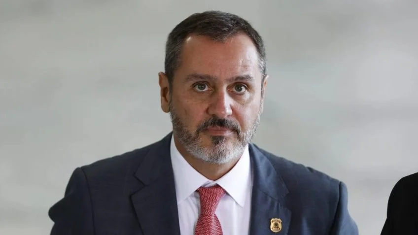 Ministro do STF também mandou reintegrar delegado Leandro Almada; Andrei havia sido afastado por André Mendonça um dia antes