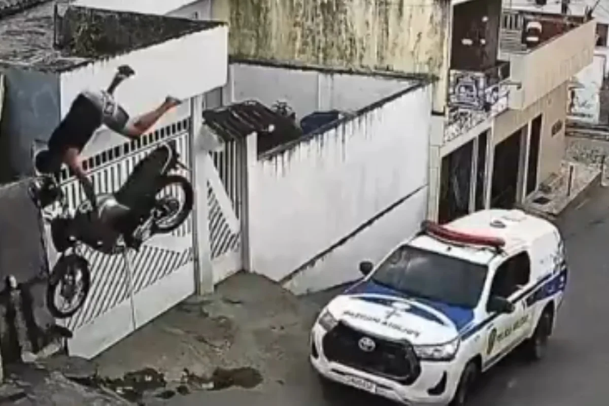 Motociclista perdeu o controle durante a fuga, caiu em um desnível da calçada e foi levado com vida ao hospital, mas não resistiu