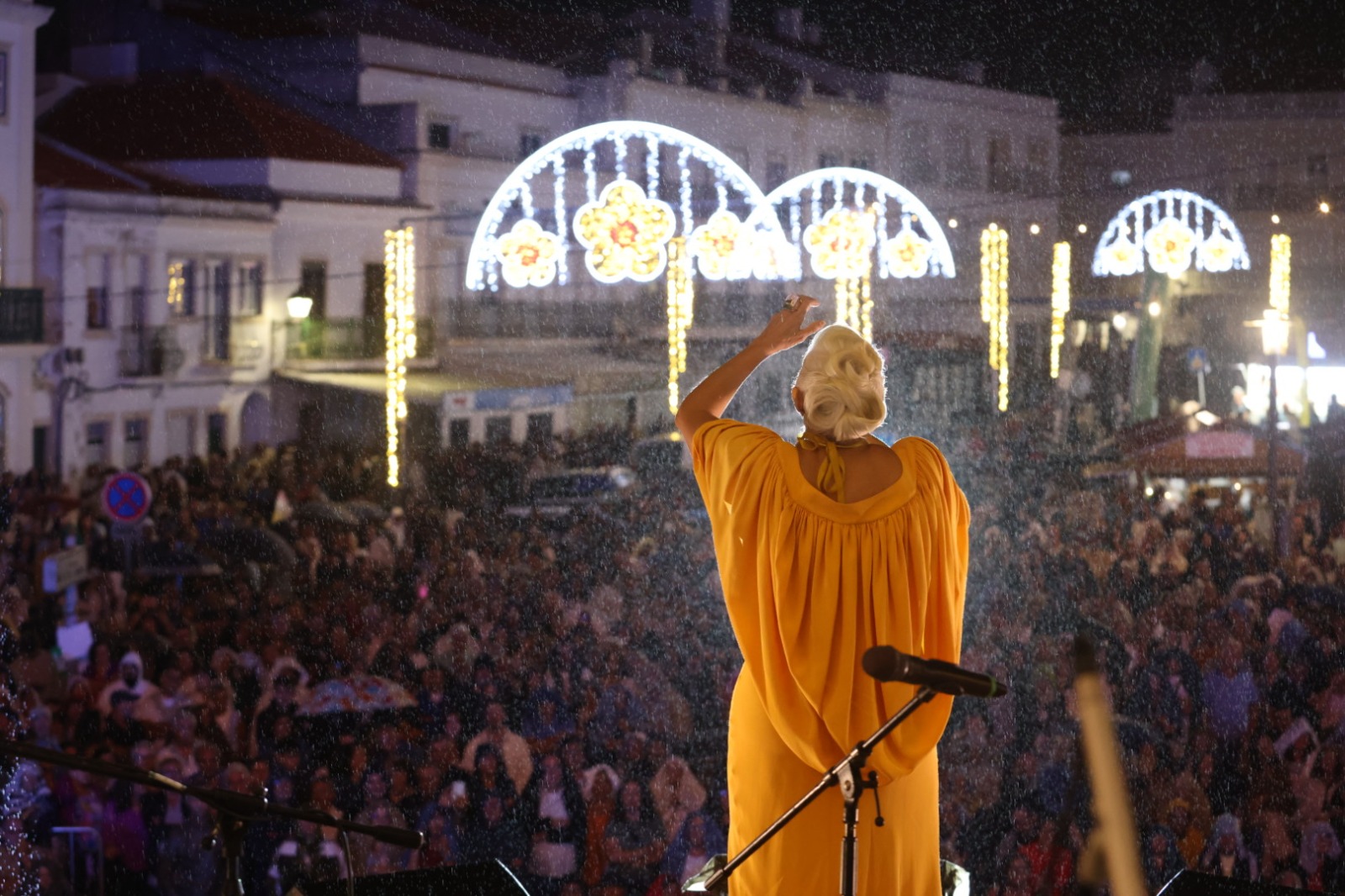 Na Nazaré, em Portugal, Fafá uniu tradições e celebrou a devoção por Nossa Senhora de Nazaré 