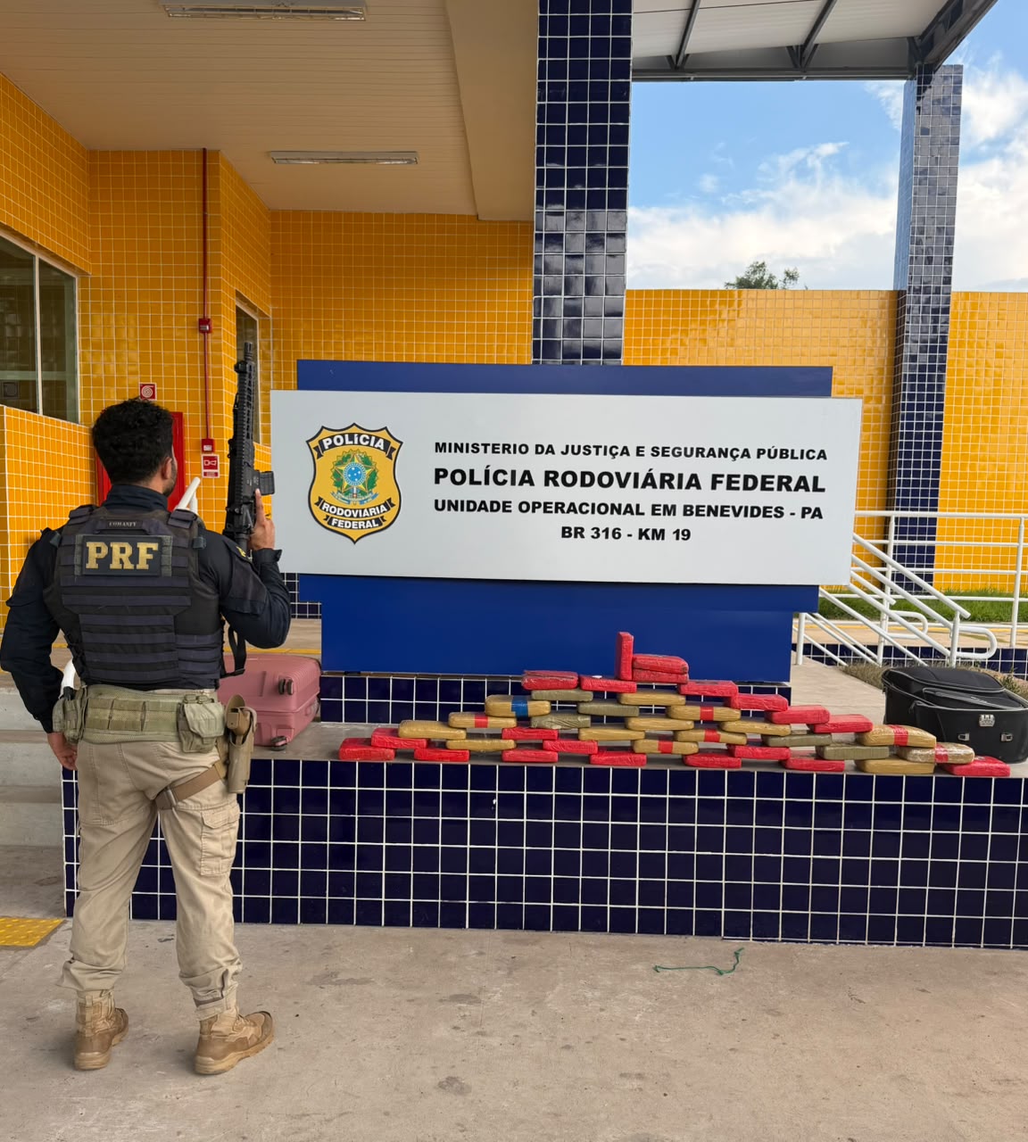 PRF apreende mais de 40 kg de skunk em ônibus e prende duas mulheres na BR-316, em Benevides