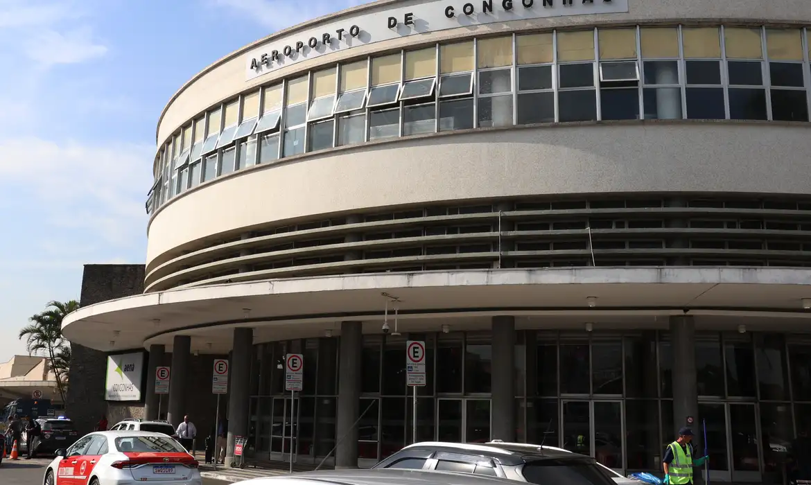 (Segundo a Anac, o que ocorreu é que a diretoria colegiada estabeleceu uma interpretação para a Resolução 55, em vigor desde 2008, e que veda operações comerciais regulares e de aviação geral no aeroporto depois das 23h.)