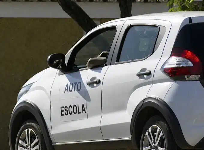 STF arquivou a ação judicial que questionava a autorização para o uso de carros particulares em aulas práticas.