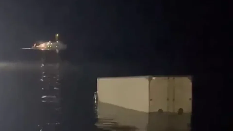 Vídeo: Caminhão fica atolado na Orla de Icoaraci após subida da maré, em Belém