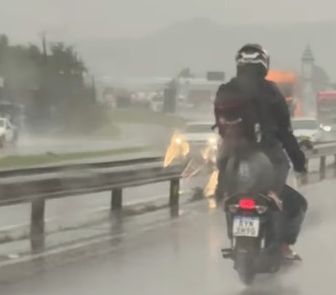 Imagem - Mulher é flagrada sentada em botijão de gás na garupa de moto em Itajaí (SC)