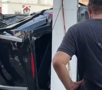 Imagem - Carro capota após colisão no cruzamento da Carlos de Carvalho com Tamoios, em Belém
