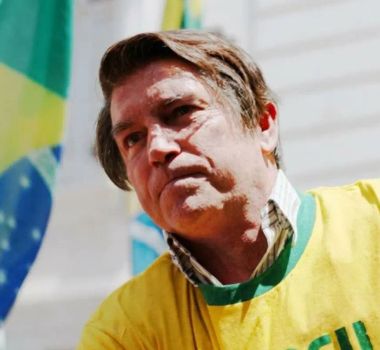 Imagem - Ator que interpreta Bolsonaro em ‘Dark Horse’ publica mensagem bíblica no mesmo dia de operação da PF