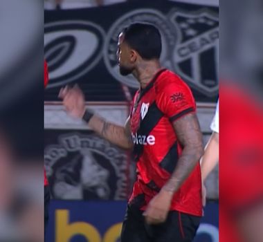 Imagem - Ex-Paysandu, Netinho é expulso após fazer gesto obsceno durante partida da Série B