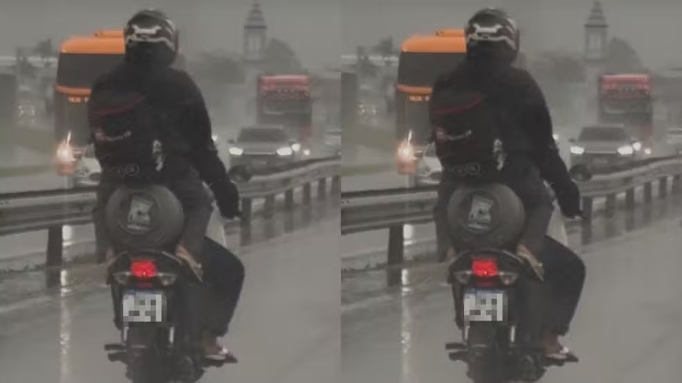 Cena foi registrada durante chuva na BR-101, em Itajaí; segundo a PRF, motociclista poderia receber R$ 488,70 em multas