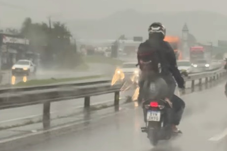 (O flagrante ocorreu no último sábado (5), na BR-101, durante um temporal, com a pista molhada e baixa visibilidade.)