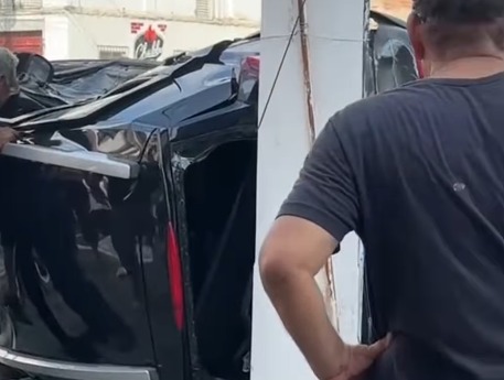 (O veículo ficou de cabeça para baixo após a colisão) 