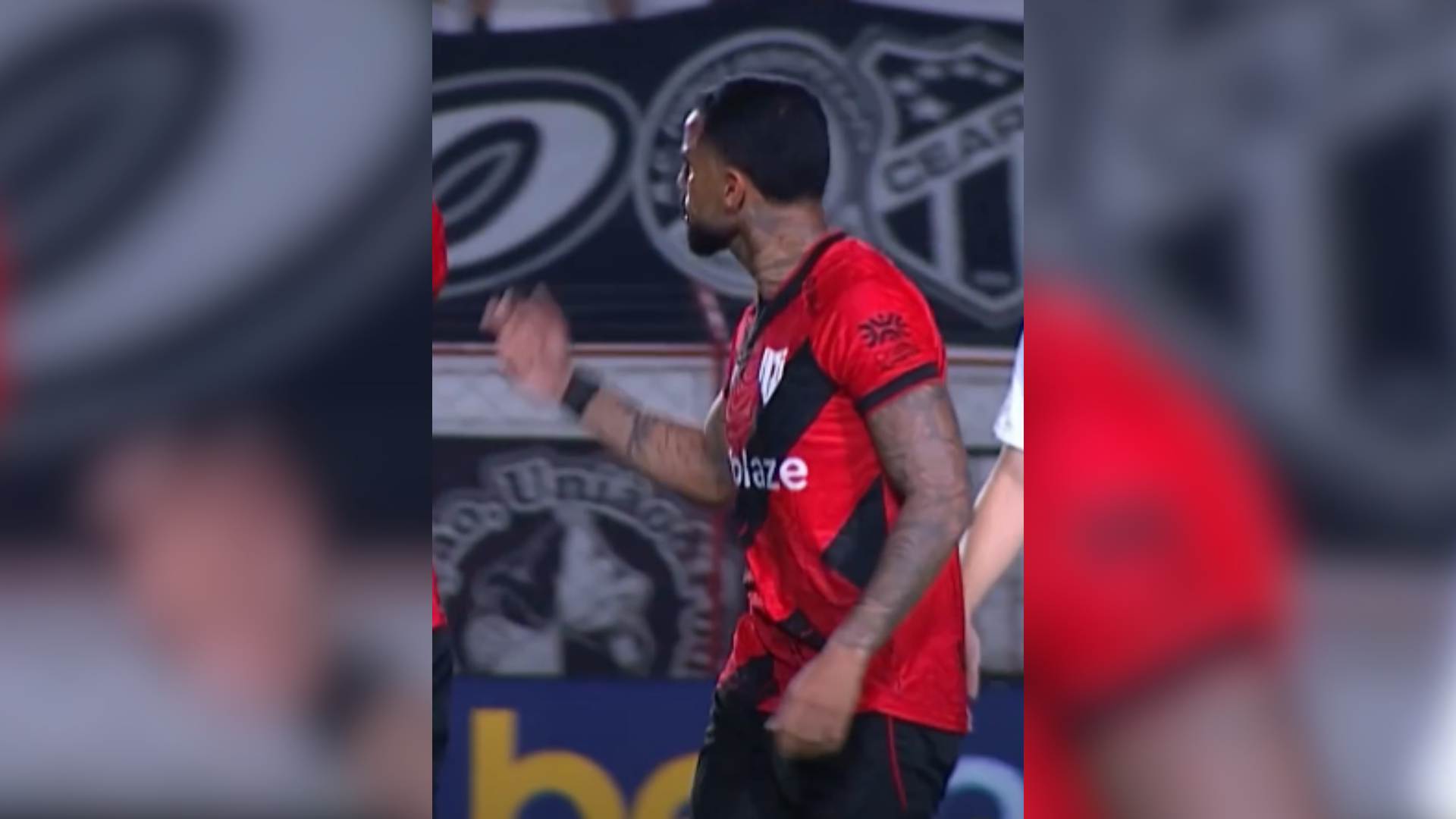Volante do Atlético Goianiense recebeu cartão vermelho direto após revisão do VAR durante jogo contra o Ceará