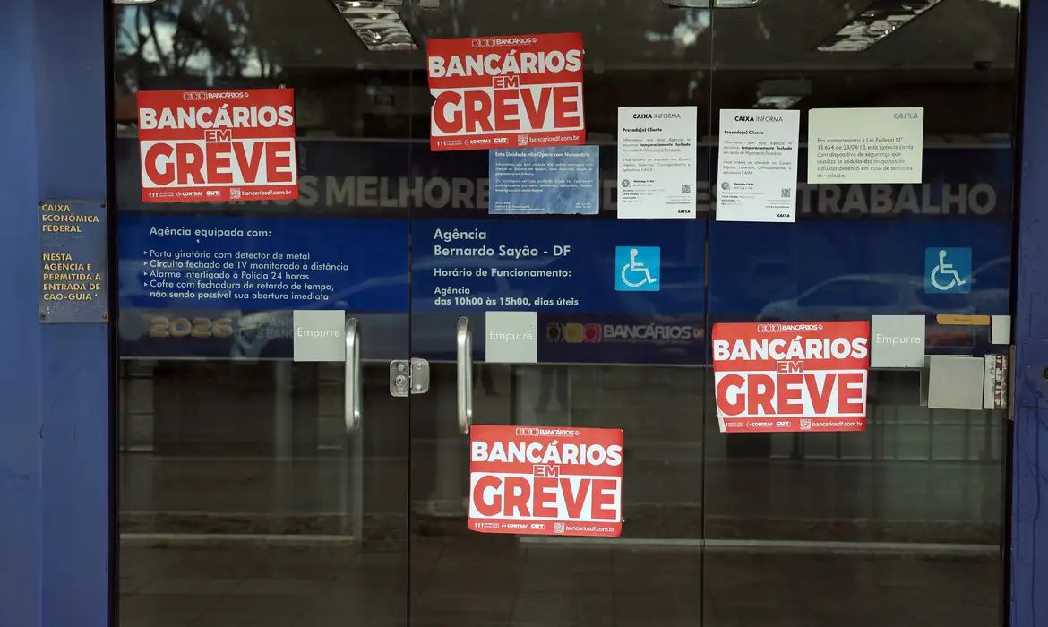 (A paralisação segue por tempo indeterminado, enquanto as entidades sindicais buscam retomar as negociações.)