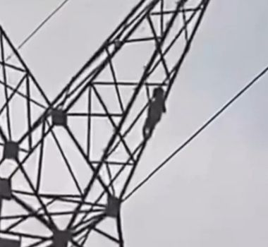 Imagem - Criança de 5 anos é resgatada após escalar torre de energia elétrica em Rondônia