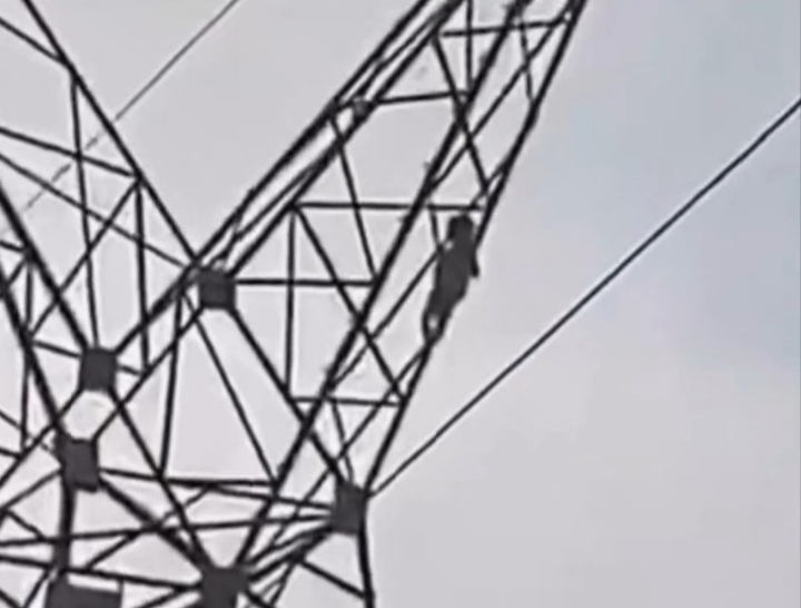 Até então, não se sabe como a criança chegou até o topo da torre. 