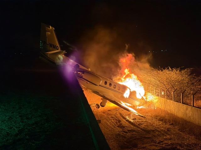 Avião saiu da pista e caiu em fosso -